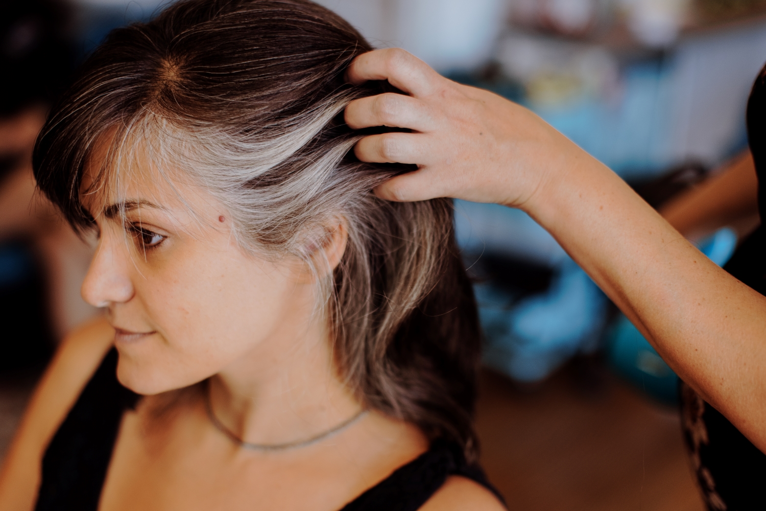 Bien vivre sa transition vers les cheveux gris témoignage de Leslie Mily Cut