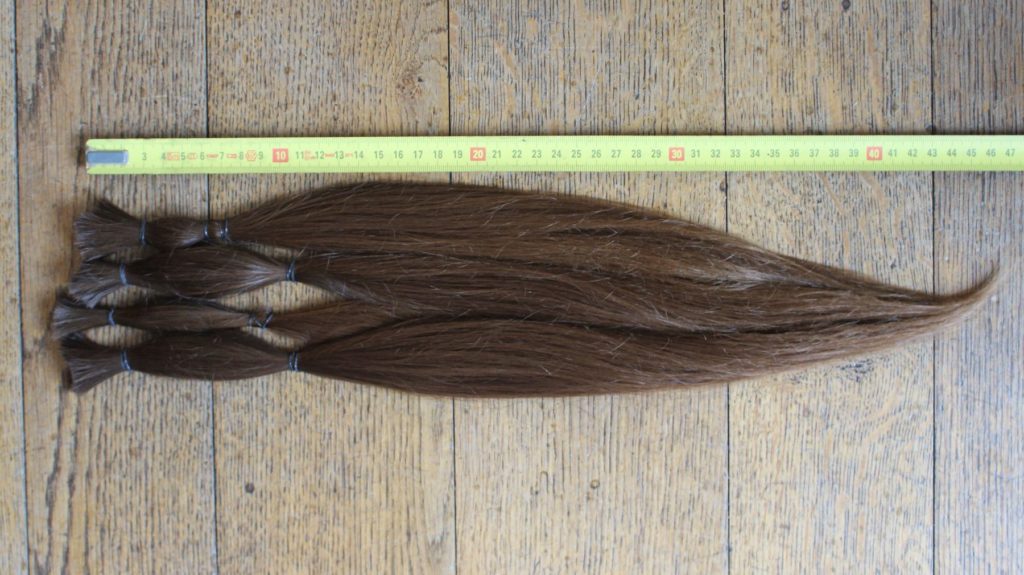 4 mèches de cheveux de 46cm prêtes à être envoyées à une association