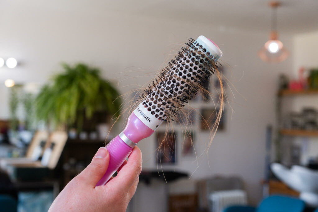 brosse à cheveux remplie de cheveux